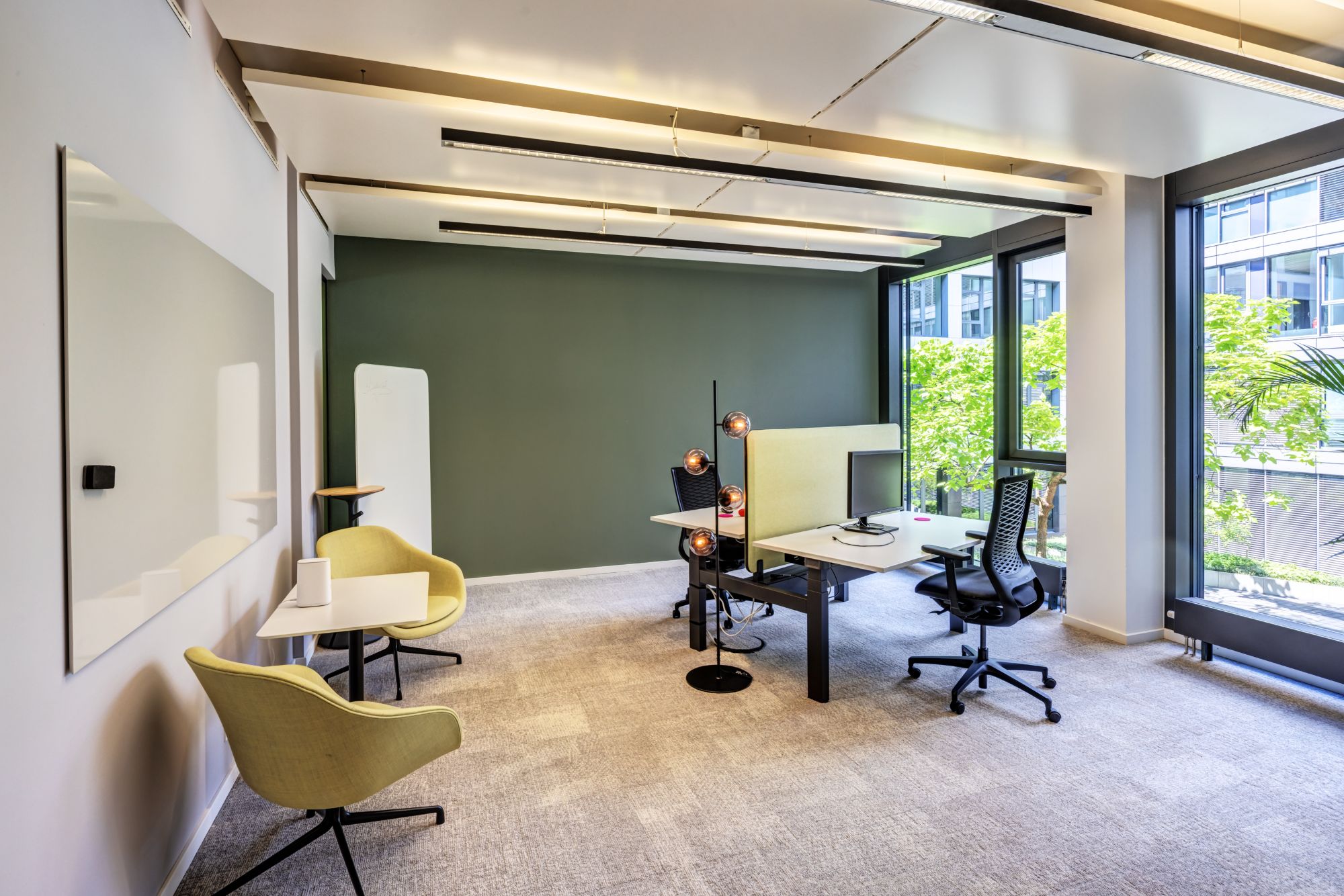 Bürofläche mit Arbeitsplätzen und Loungebereich