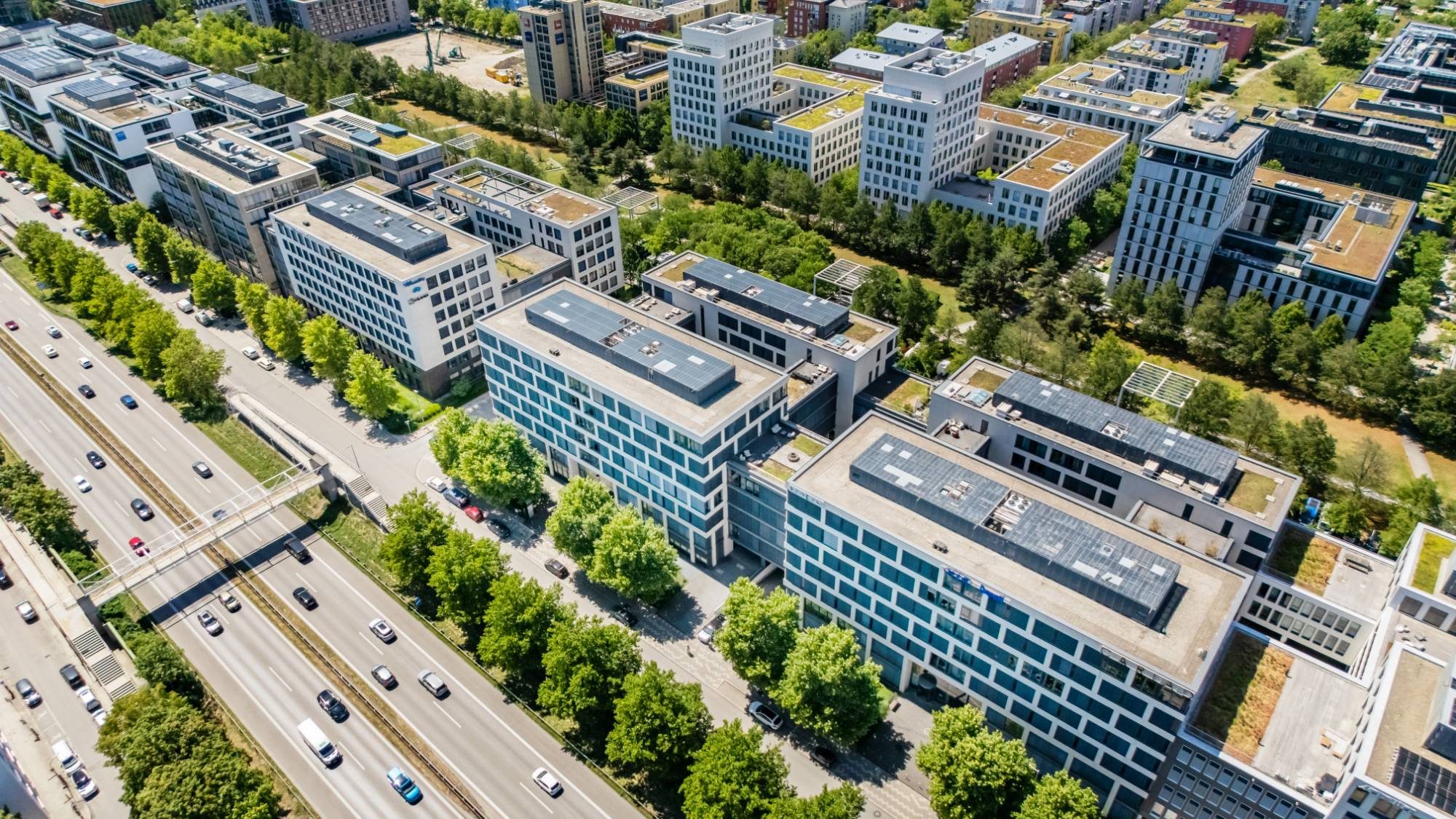 Luftbild des Ensembles an der Walter-Gropius-Straße und der A9